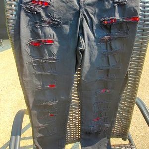 TORRID boyfriend blk/red distressed jeans